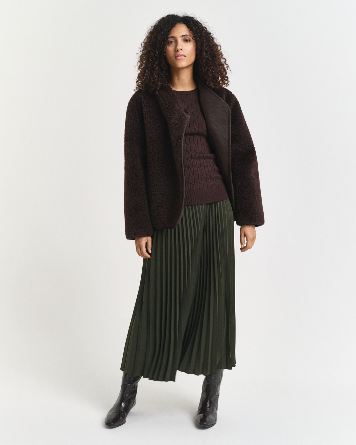 Joustopuuvillainen palmikkoneulepusero, jossa pyöreä pääntie