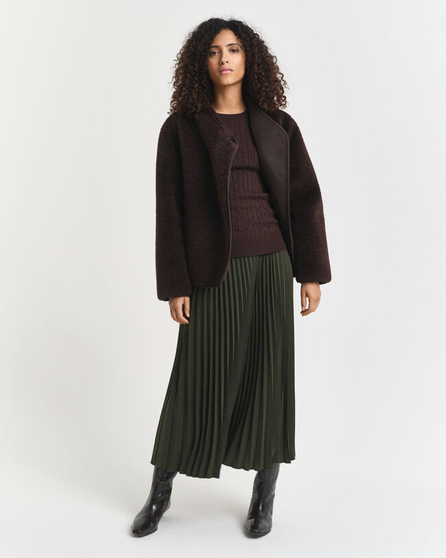 Joustopuuvillainen palmikkoneulepusero, jossa pyöreä pääntie