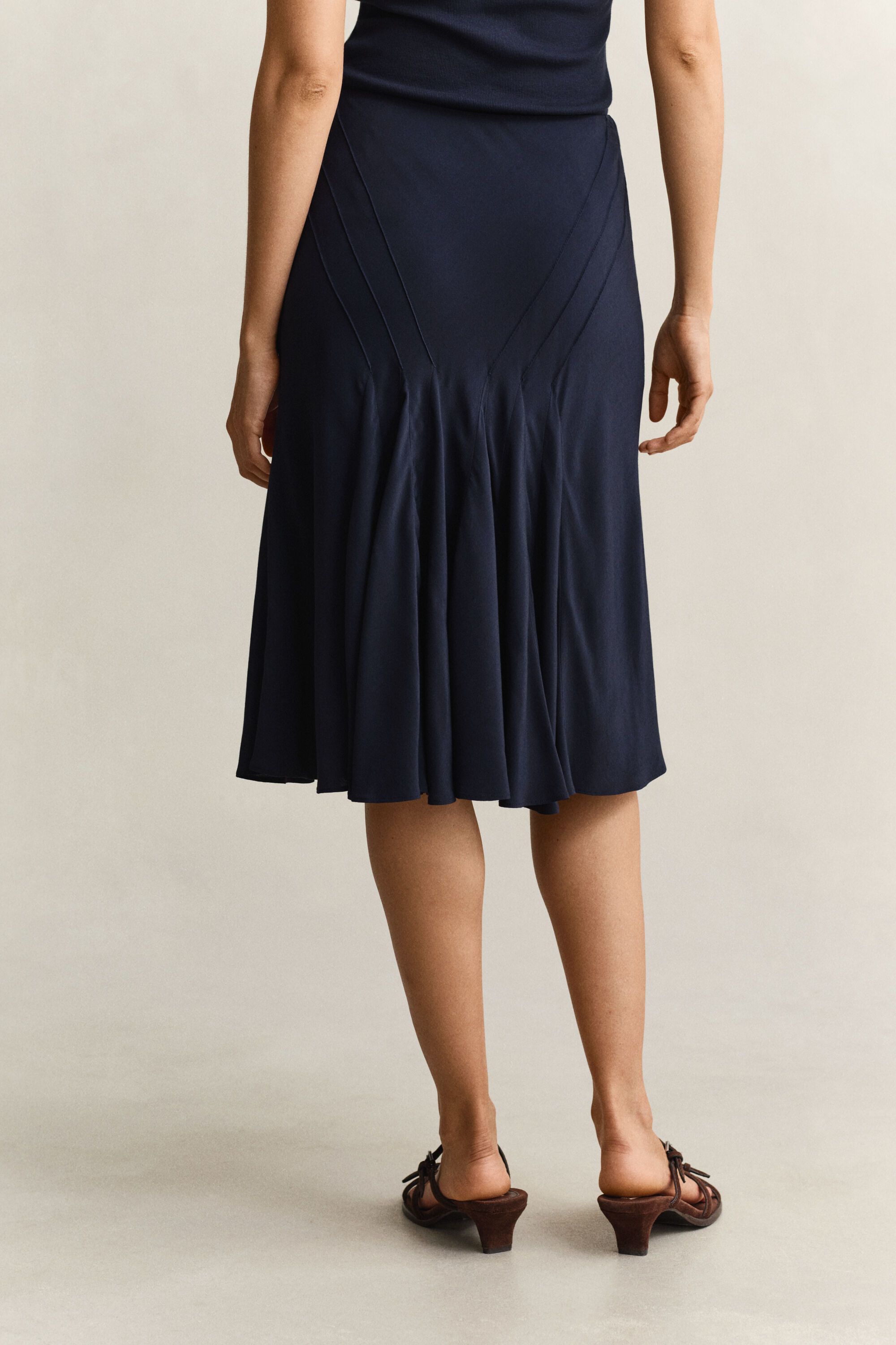 Vinoon leikattu leveähelmainen hame