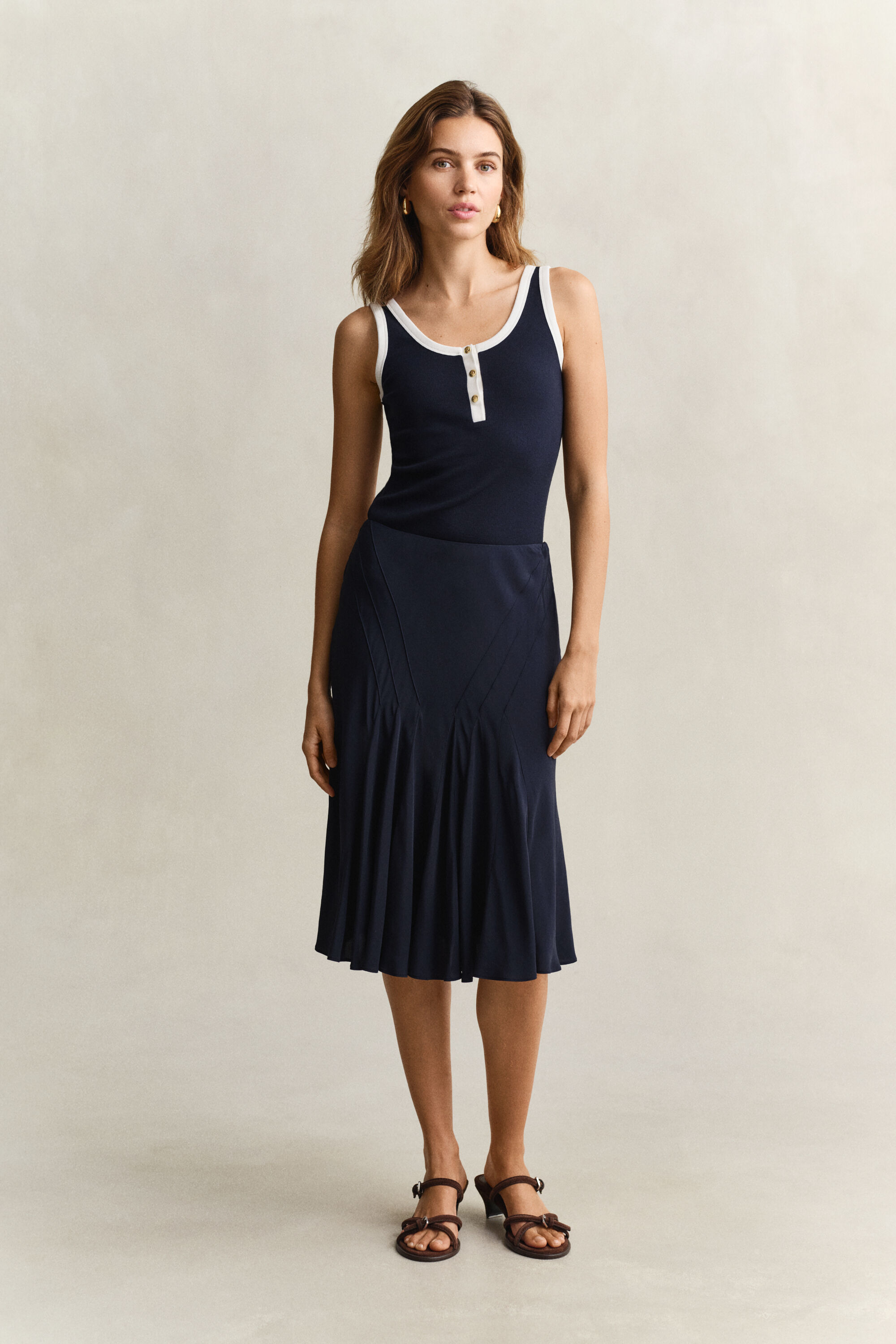 Vinoon leikattu leveähelmainen hame