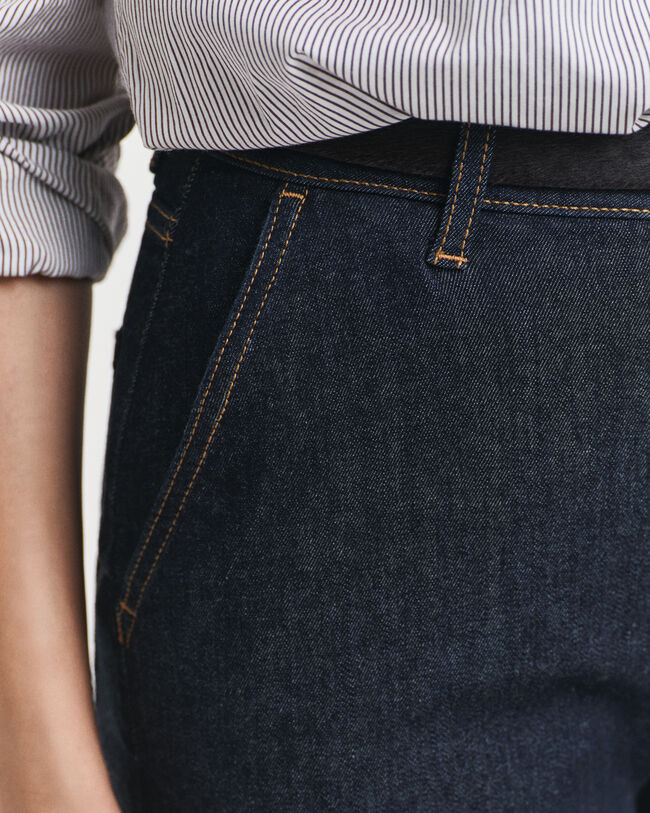 Hyvin istuvat levenevälahkeiset farkut