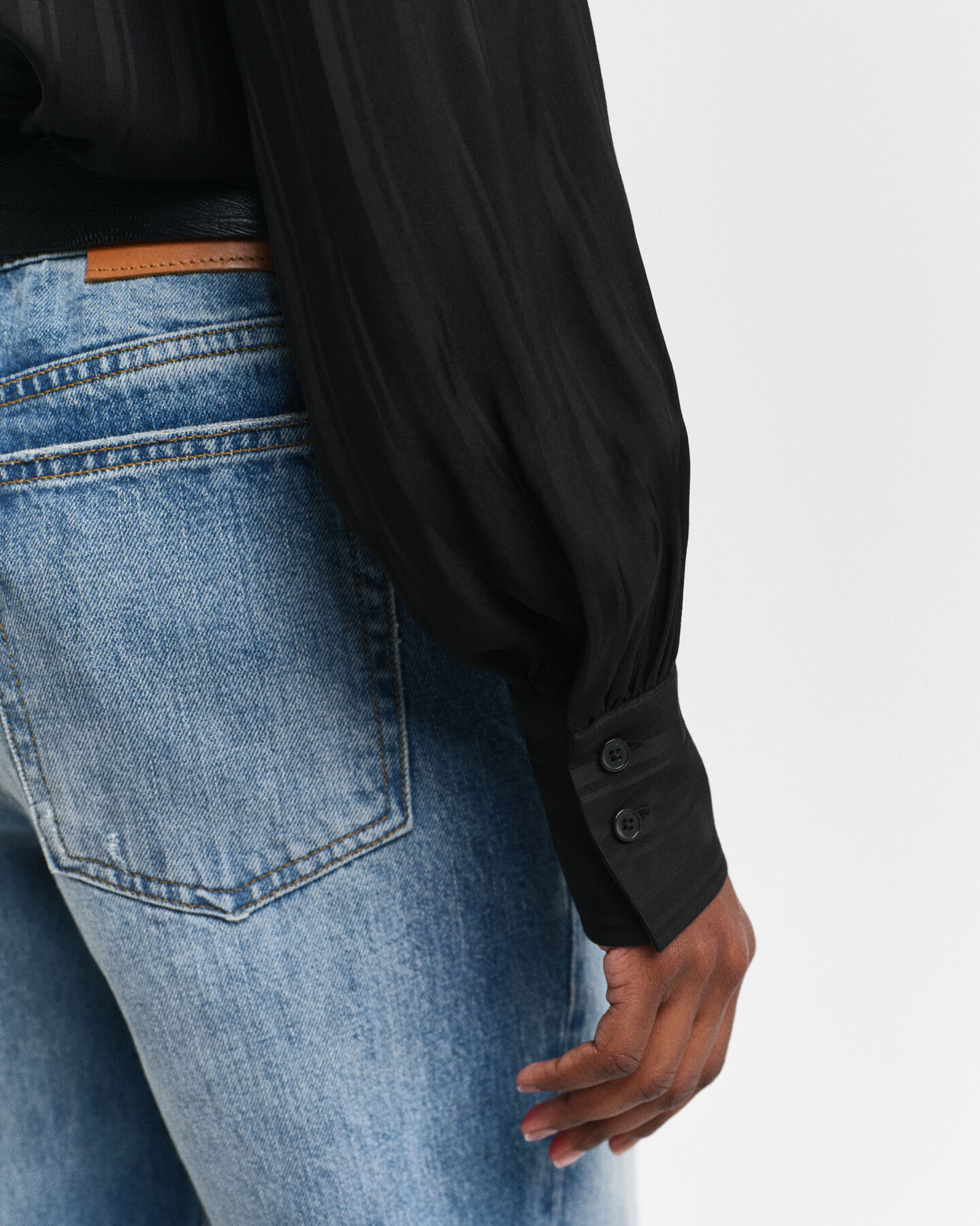 Regular&nbsp;fit ‑mitoitettu raidallinen satiinipaita