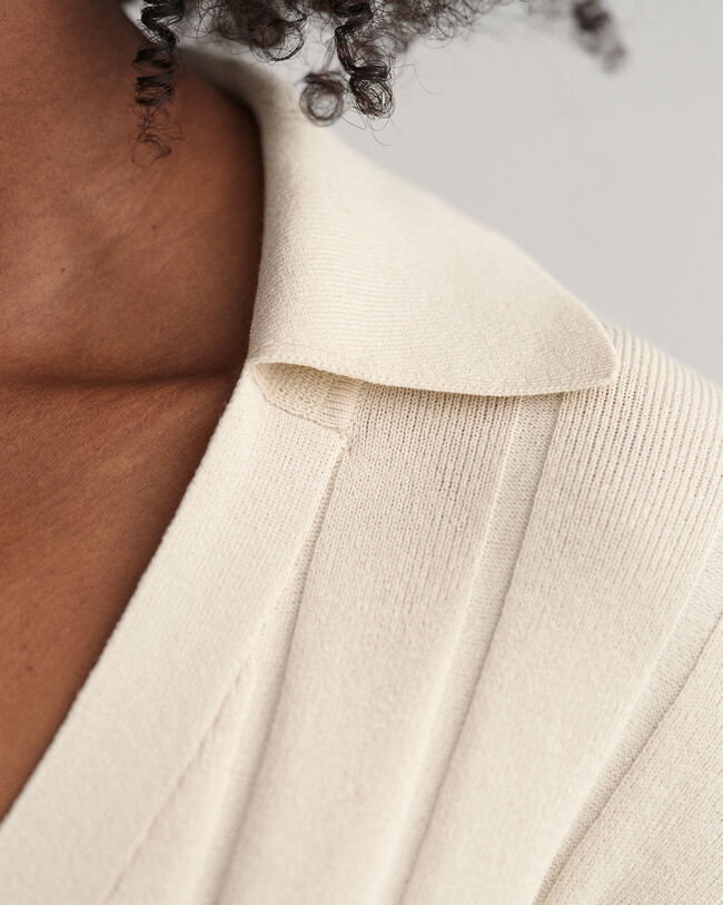 Avokauluksinen joustinneulepusero