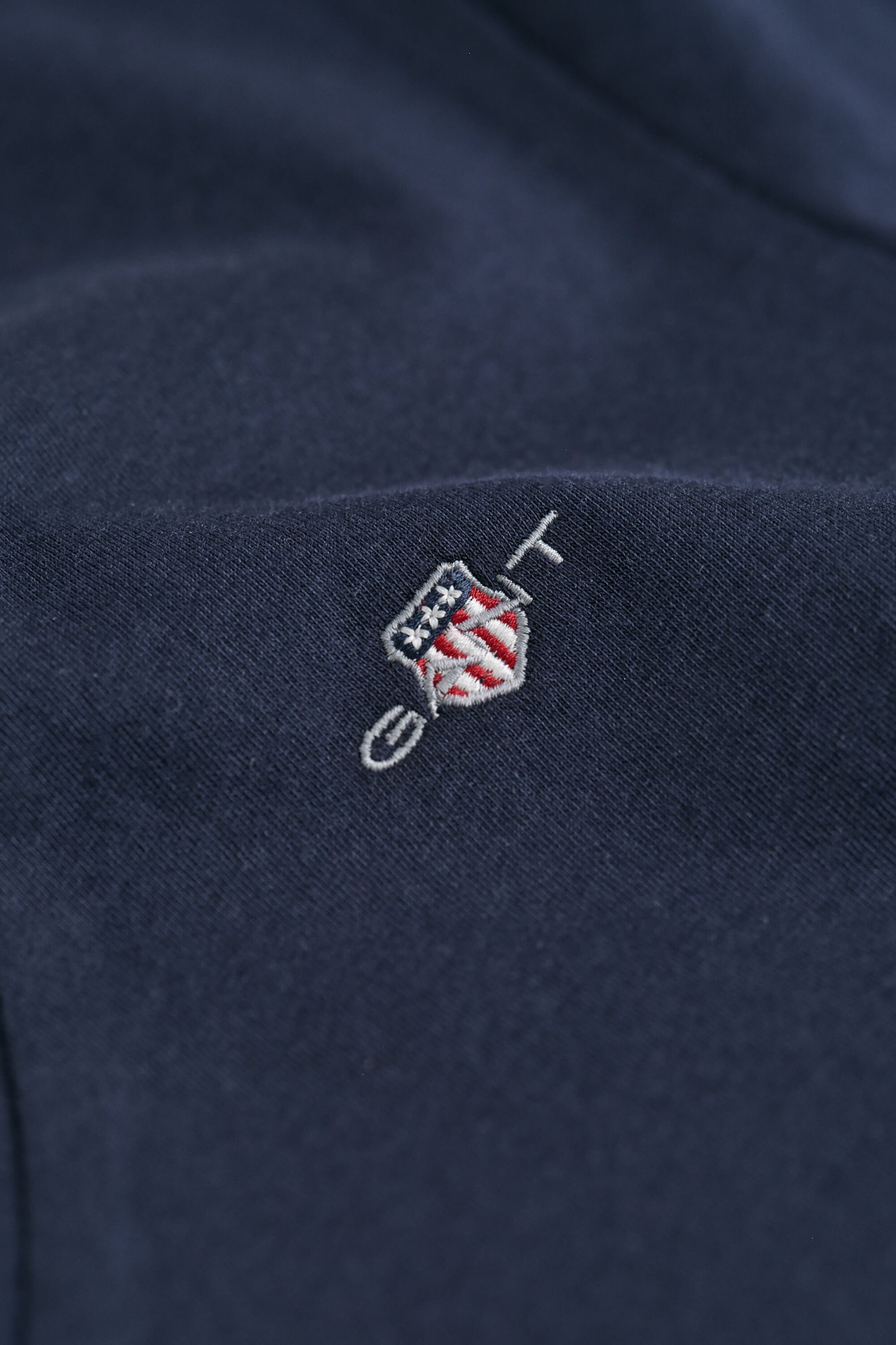 Shield-t‑paita, jossa v-pääntie