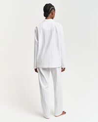 Raidallinen pyjama lahjapakkauksessa