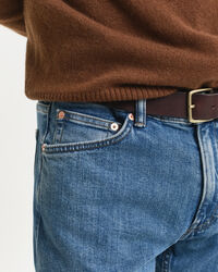 Regular fit ‑mitoitetut Clean Wash ‑farkut