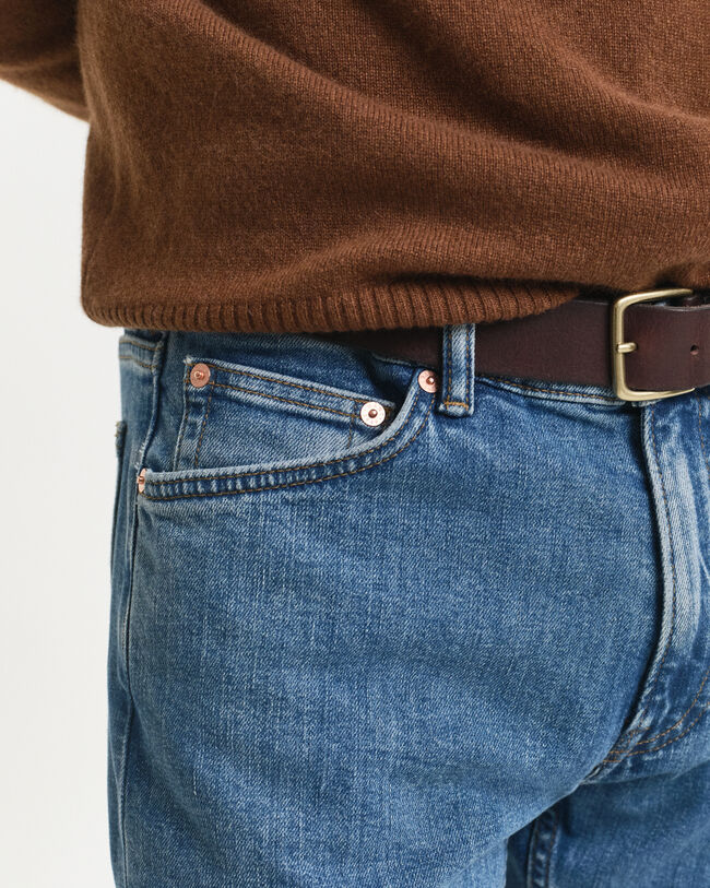 Regular fit ‑mitoitetut Clean Wash ‑farkut