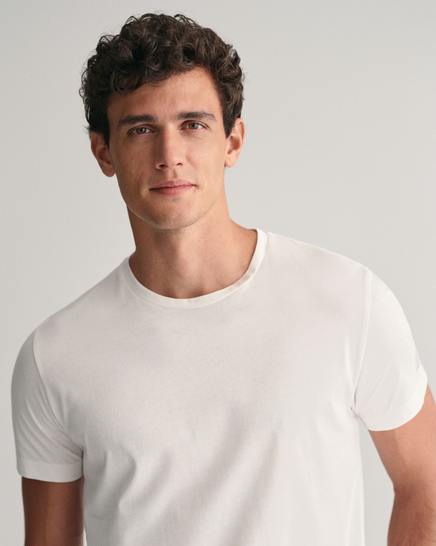 Raidalliset pyjamahousut ja t‑paita lahjapakkauksessa