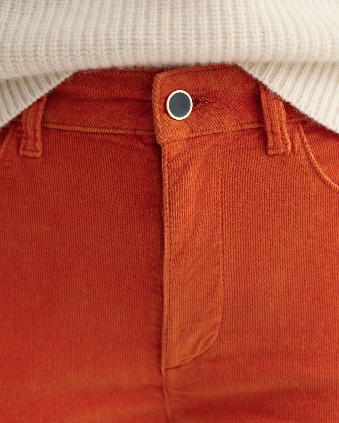 Slim fit ‑mitoitetut nilkkapituiset Farla-vakosamettifarkut