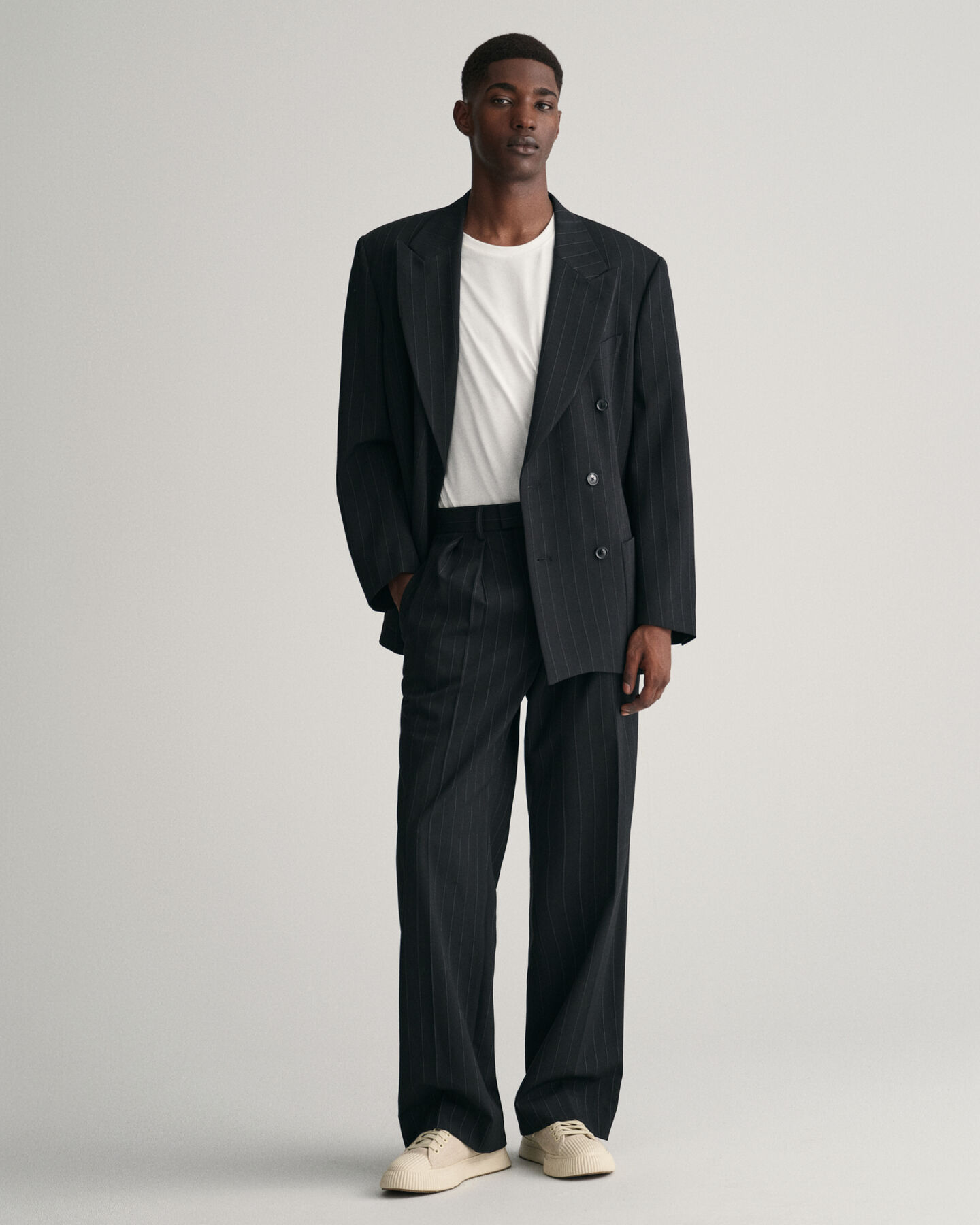 Laskostetut liituraidalliset puvunhousut