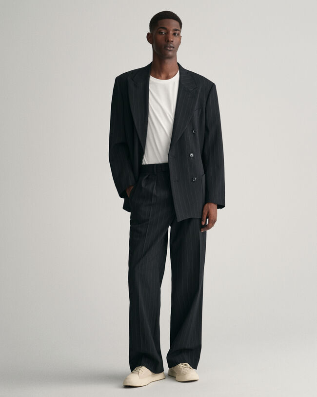 Laskostetut liituraidalliset puvunhousut