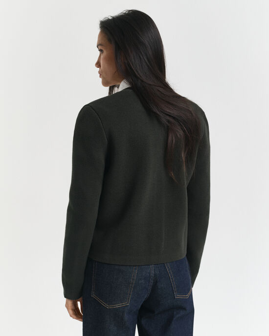 Kontrastivärinen neuletakki