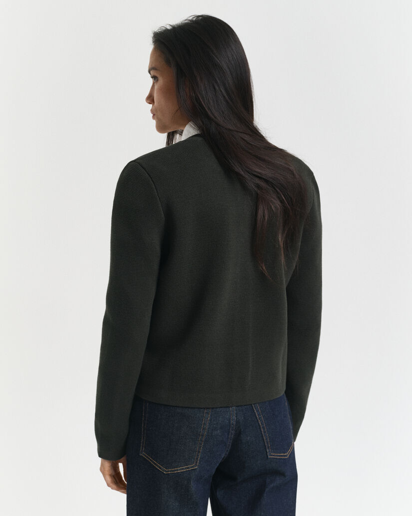 Kontrastivärinen neuletakki