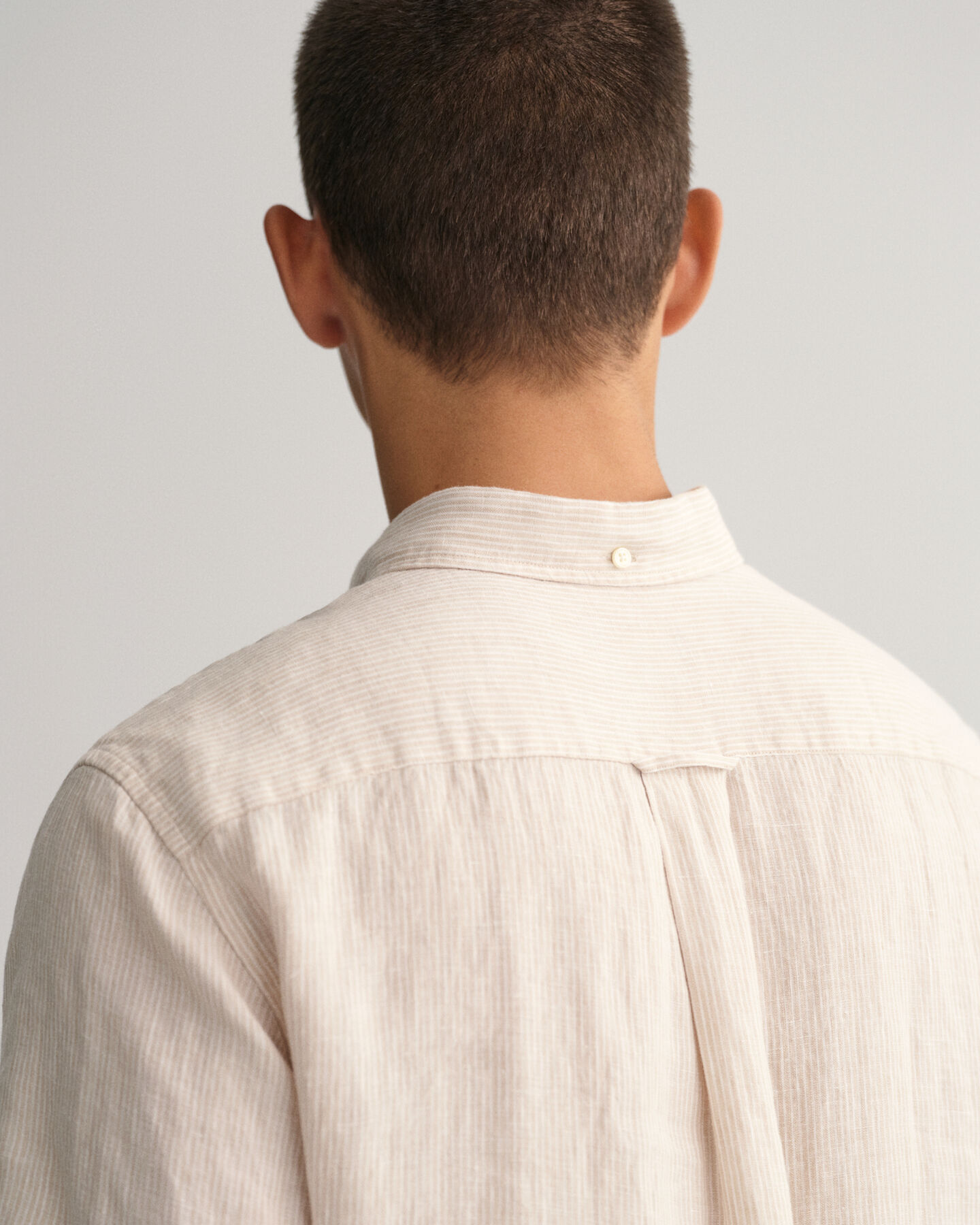 Regular&nbsp;fit ‑mitoitettu raidallinen lyhythihainen pellavapaita