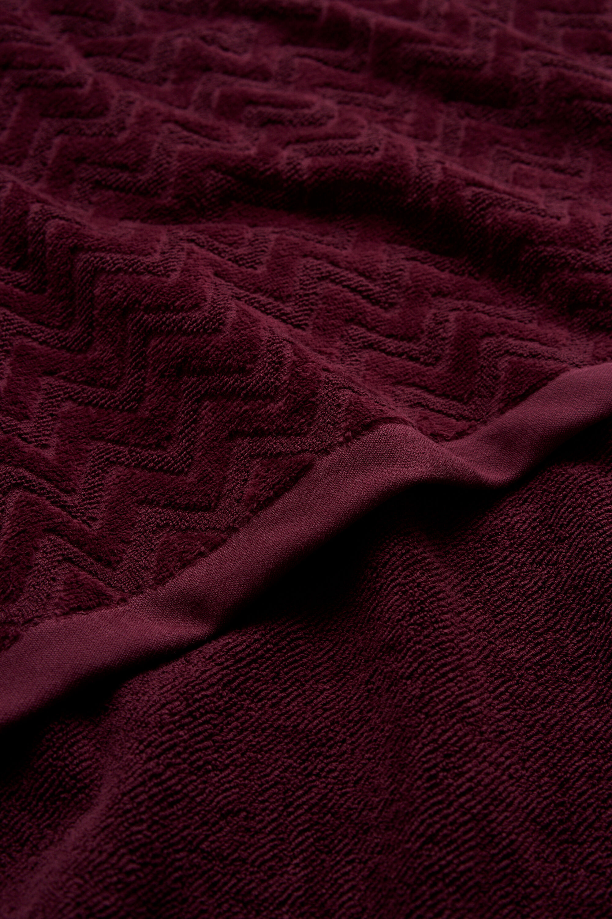 Kalanruotokuvioinen jacquard-pyyhe (70 cm x 140 cm)