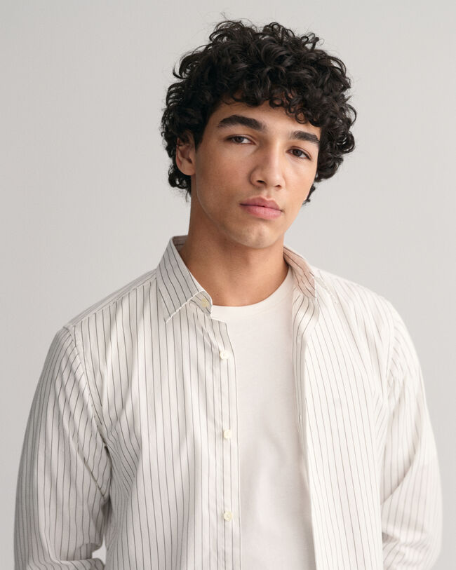 Slim&nbsp;fit ‑mitoitettu liituraitakuosinen juhlapaita