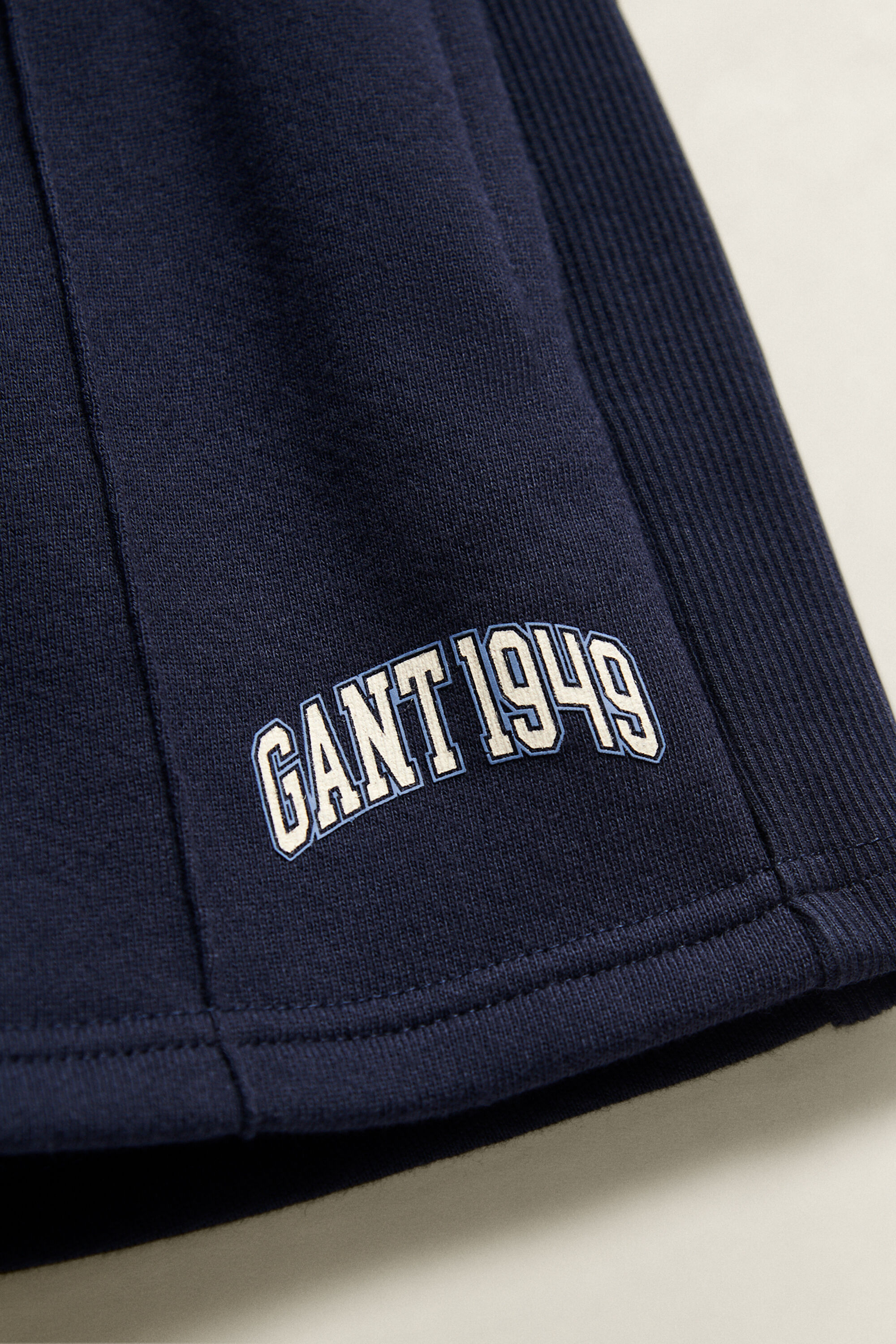 Boys-malliston kohopintaiset joustinneuleshortsit