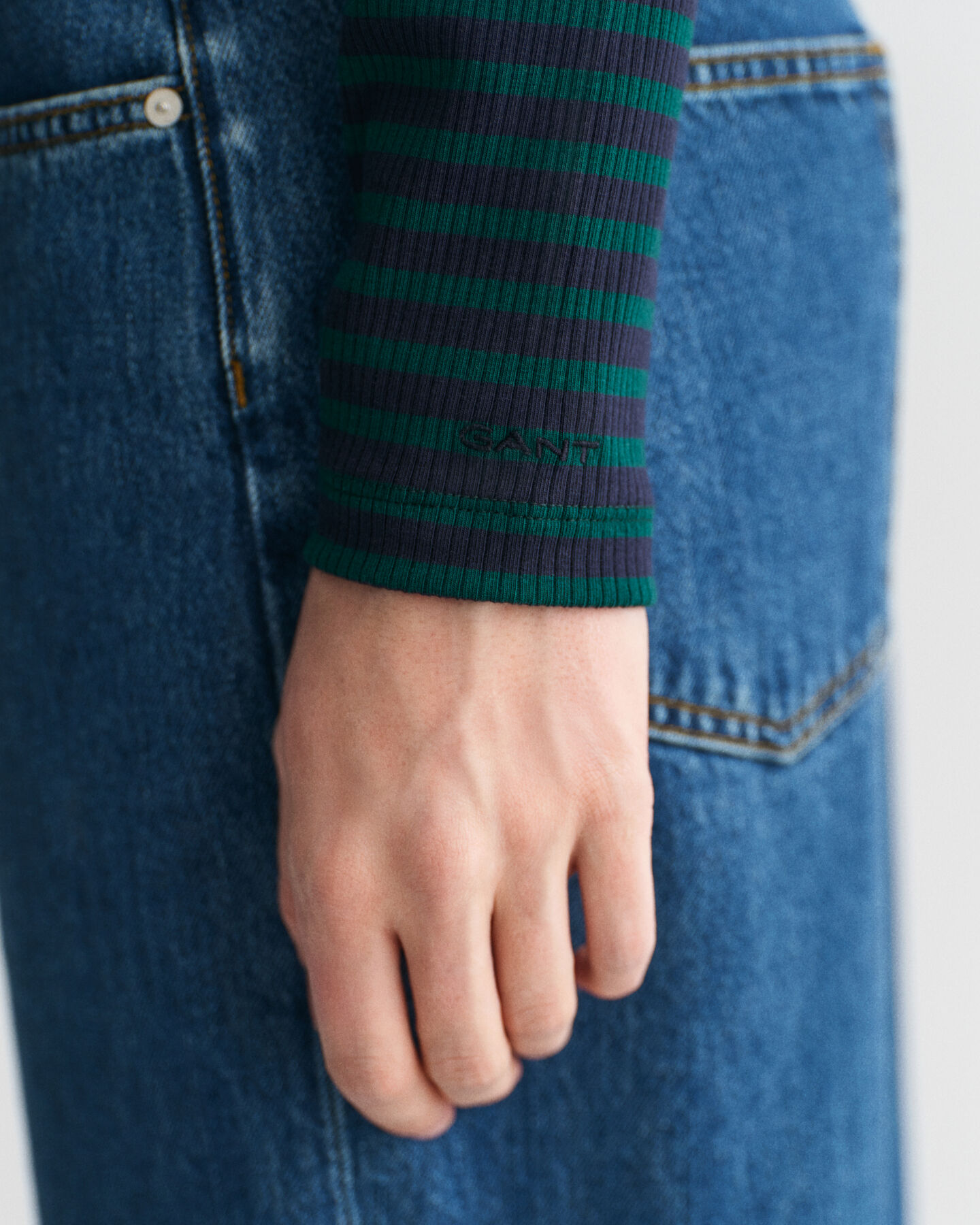 Pitkähihainen raidallinen joustinneulepoolo