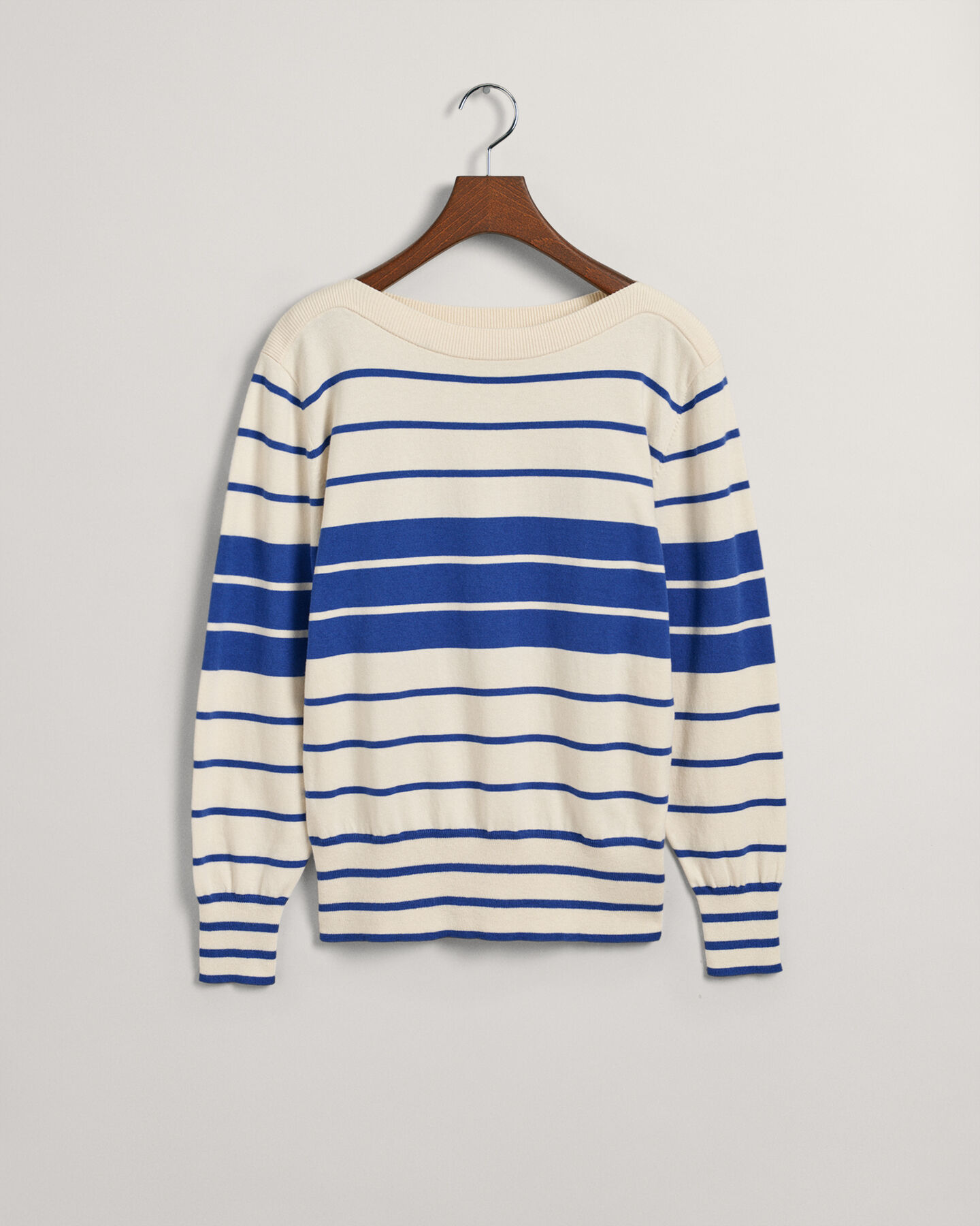 Leveäraitainen neulepusero, jossa venepääntie