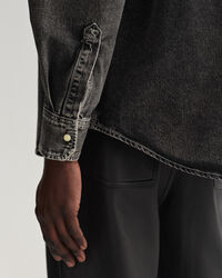 Oversized fit ‑mitoitettu pesuk&auml;sitelty farkkupaita