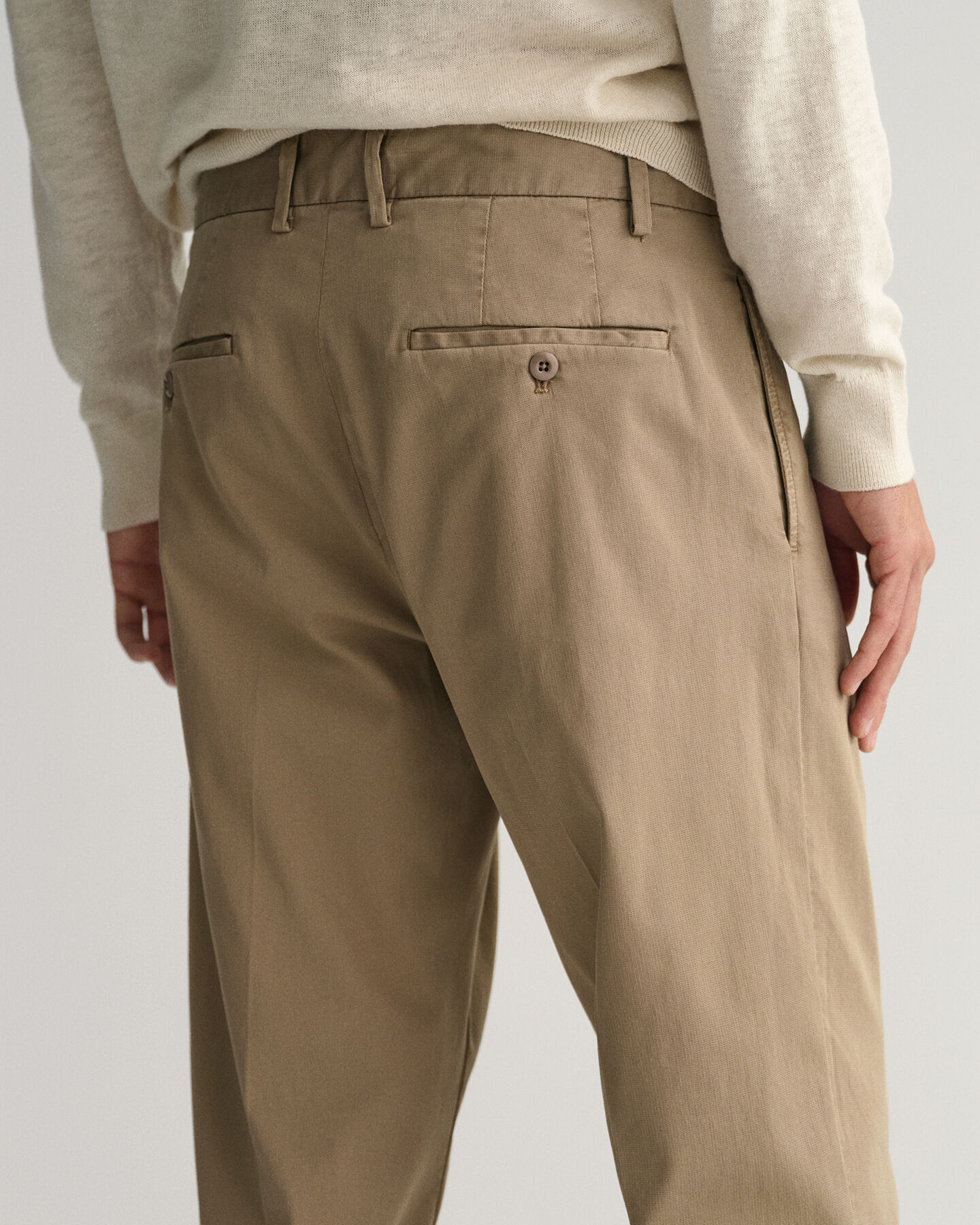 Relaxed fit -mitoitetut kapenevalahkeiset puuvillahousut