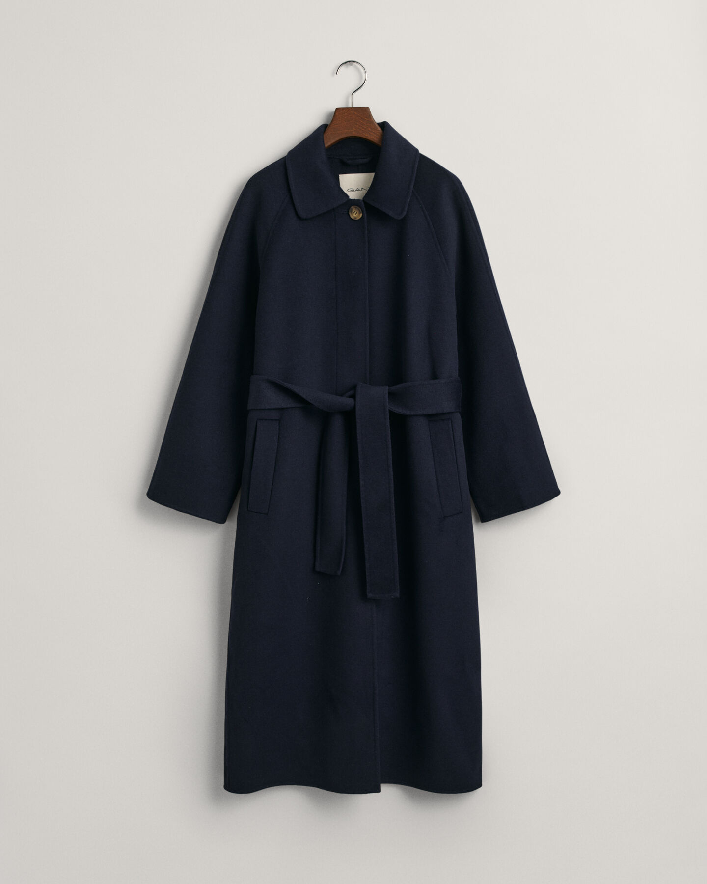 Käsin tikattu autotakki