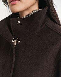 Lyhyt vetoketjullinen villakangastakki