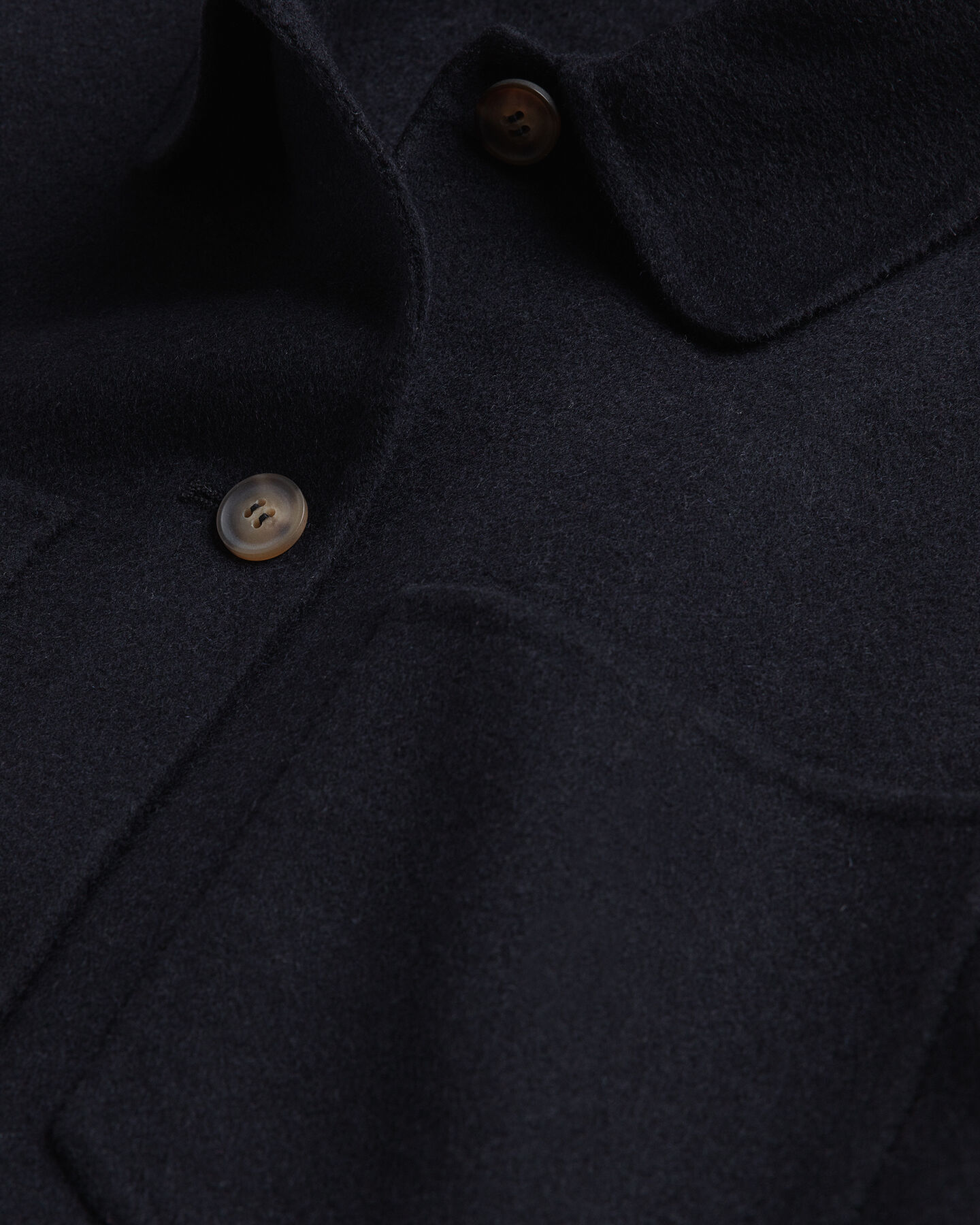 K&auml;sin tikattu paitatakki