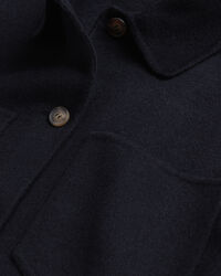 K&auml;sin tikattu paitatakki