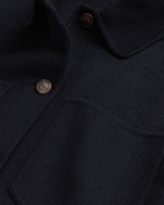 K&auml;sin tikattu paitatakki