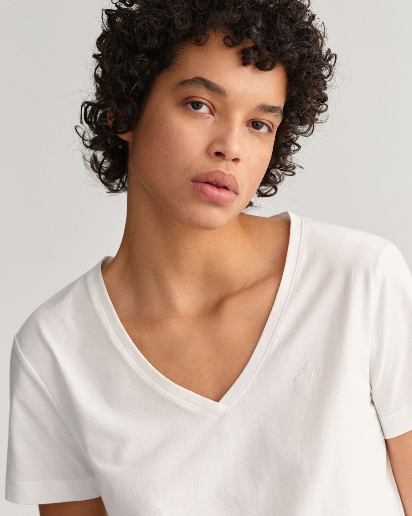 Original-t‑paita, v‑pääntie