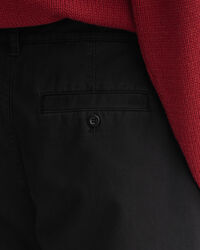 Väljät chinot laskoksilla