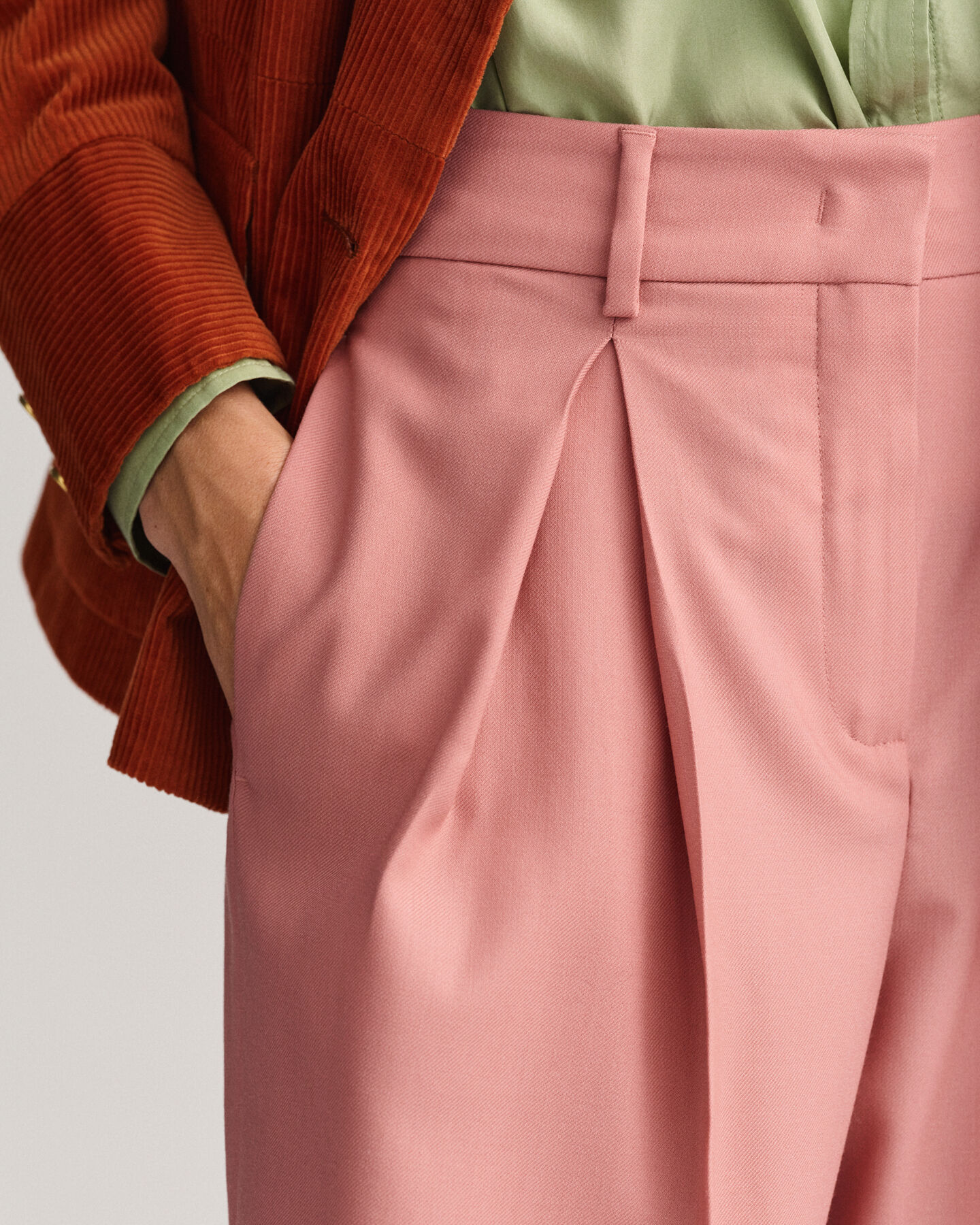 Korkeavyötäröiset leveälahkeiset laskoshousut