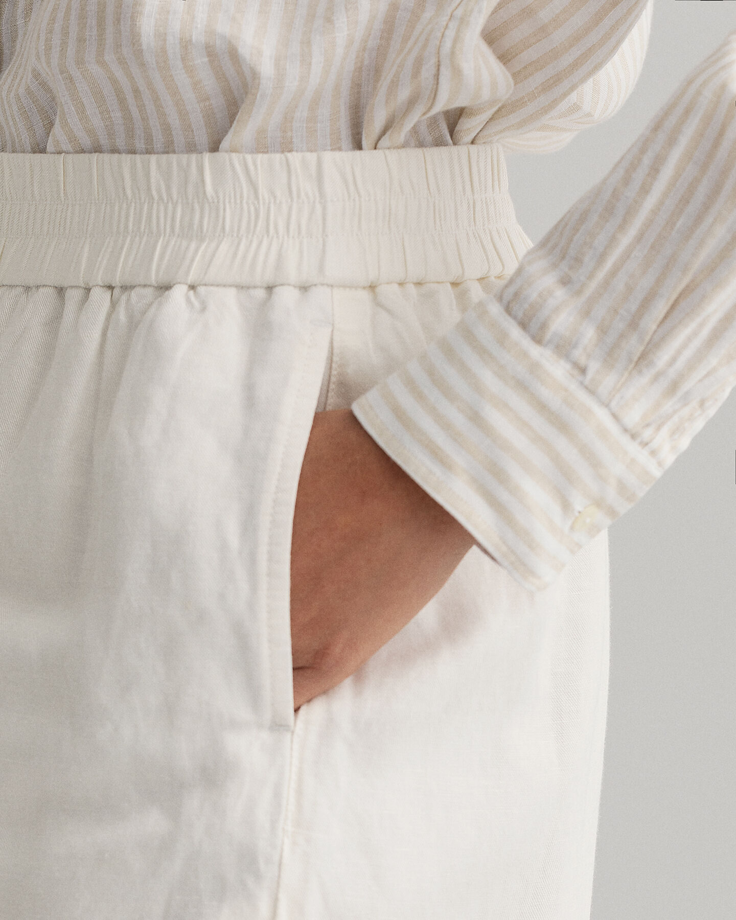 Huolettomat shortsit pellavasta ja viskoosista