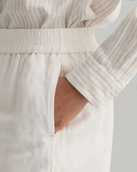 Huolettomat shortsit pellavasta ja viskoosista