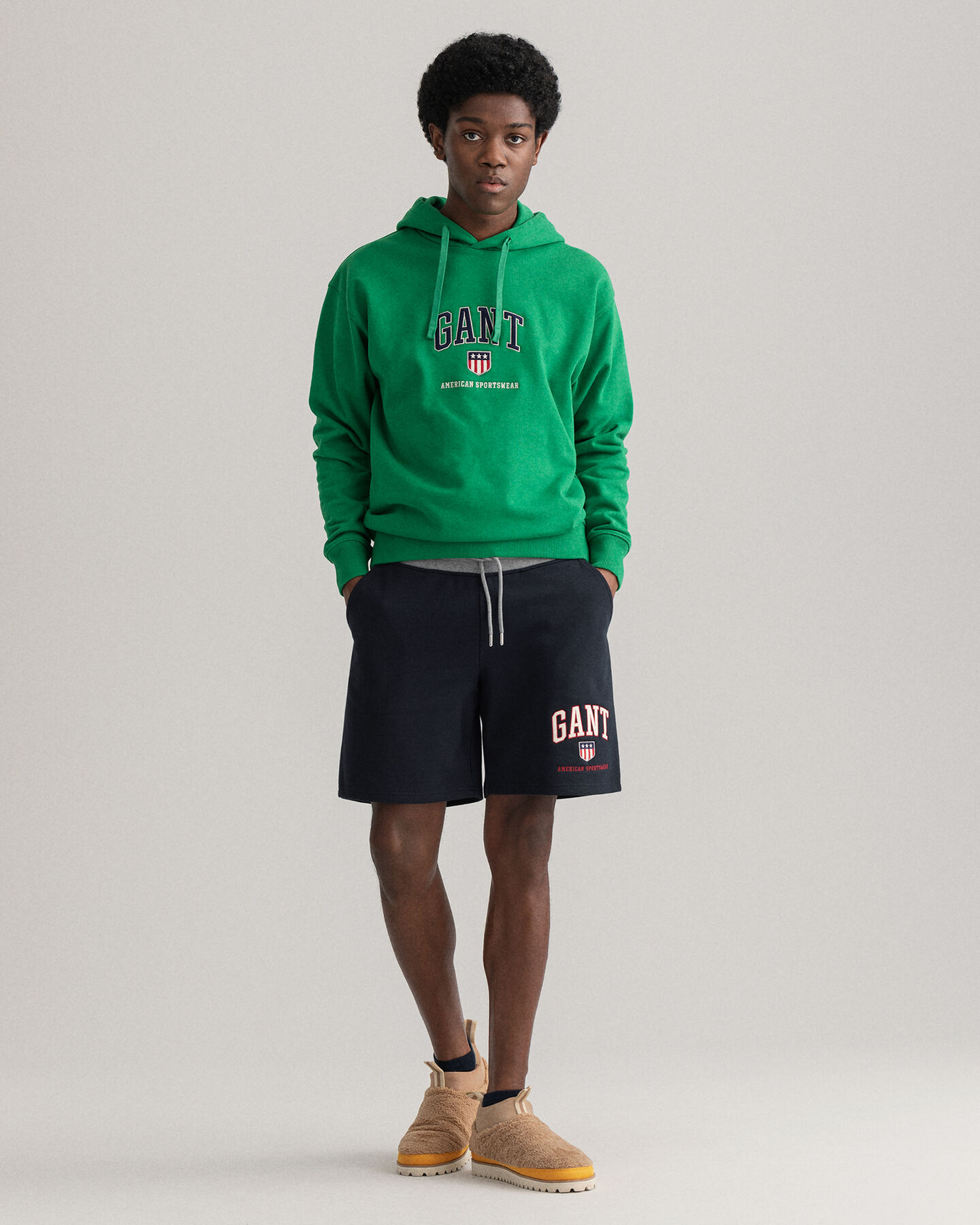 Retro Shield ‑collegeshortsit