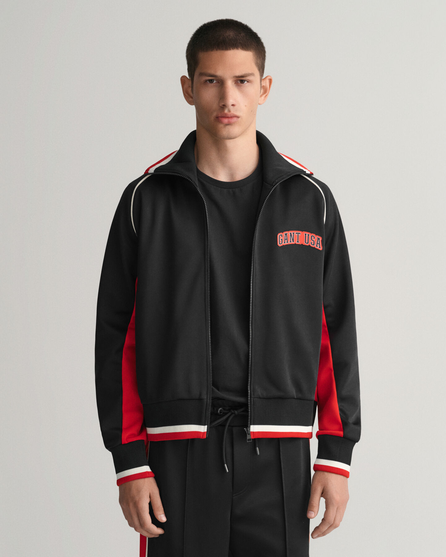 Monivärinen verryttelytakki