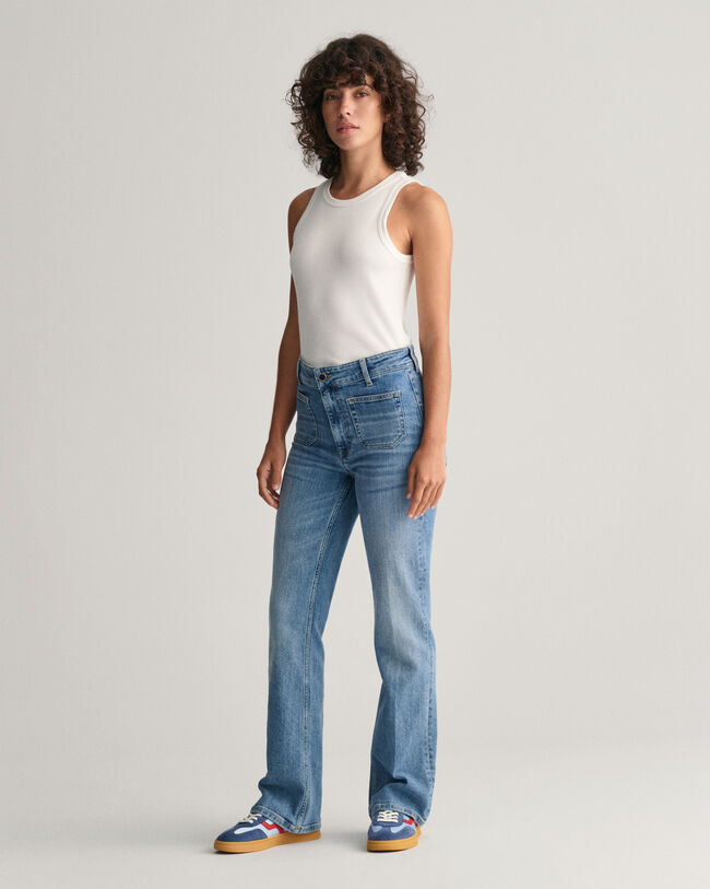 Slim&nbsp;fit ‑mitoitetut alasp&auml;in levenev&auml;t farkut