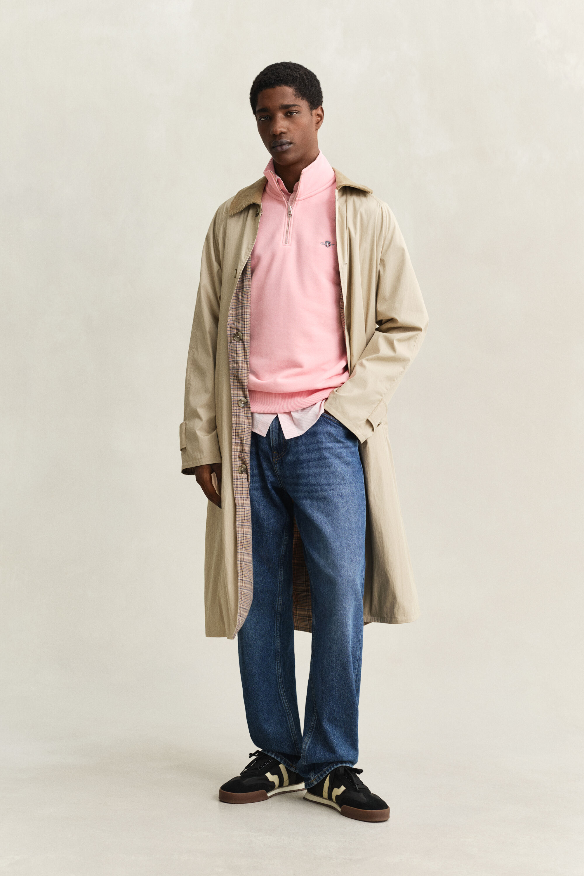 Shield‑collegepaita, jossa vetoketju pääntiellä