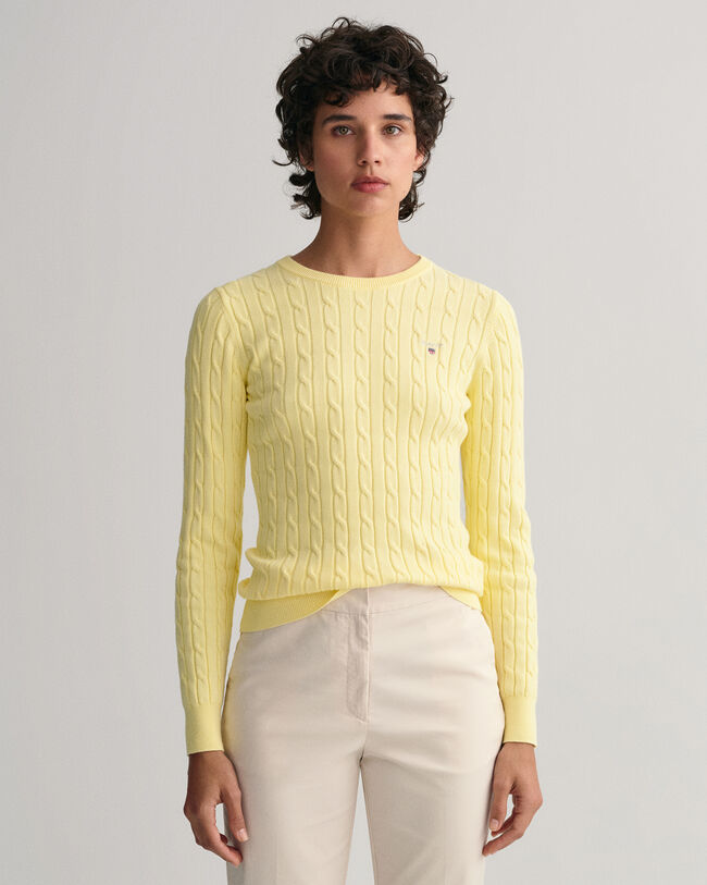 Joustopuuvillainen palmikkoneulepusero, jossa py&ouml;re&auml; p&auml;&auml;ntie