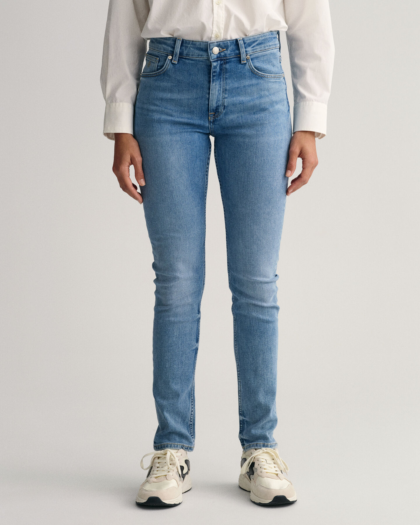 Slim&nbsp;fit ‑mitoitetut eritt&auml;in joustavat Farla-farkut