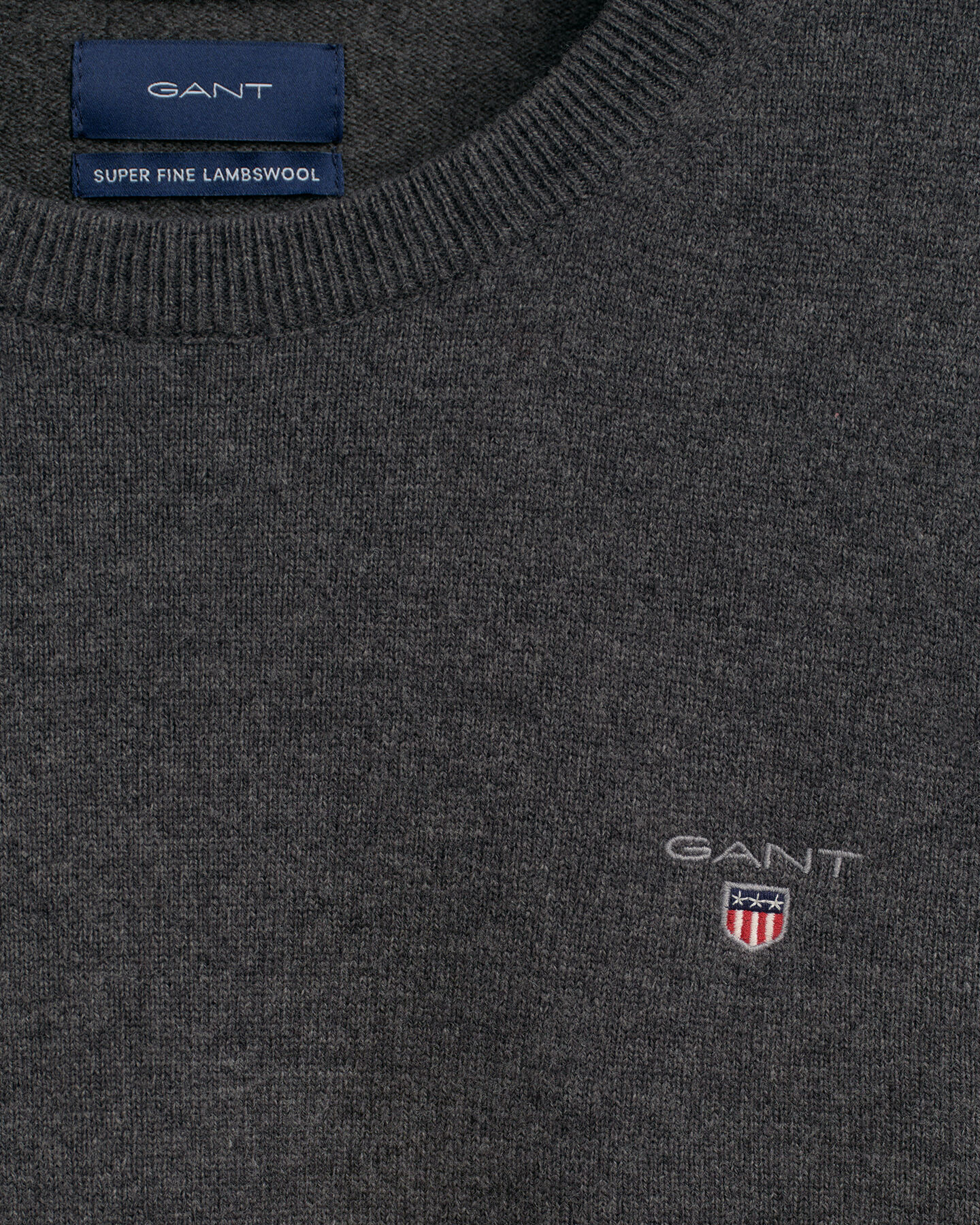 Neulepusero eritt&auml;in hienoa lampaanvillaa, py&ouml;re&auml; p&auml;&auml;ntie