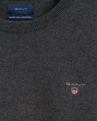 Neulepusero eritt&auml;in hienoa lampaanvillaa, py&ouml;re&auml; p&auml;&auml;ntie