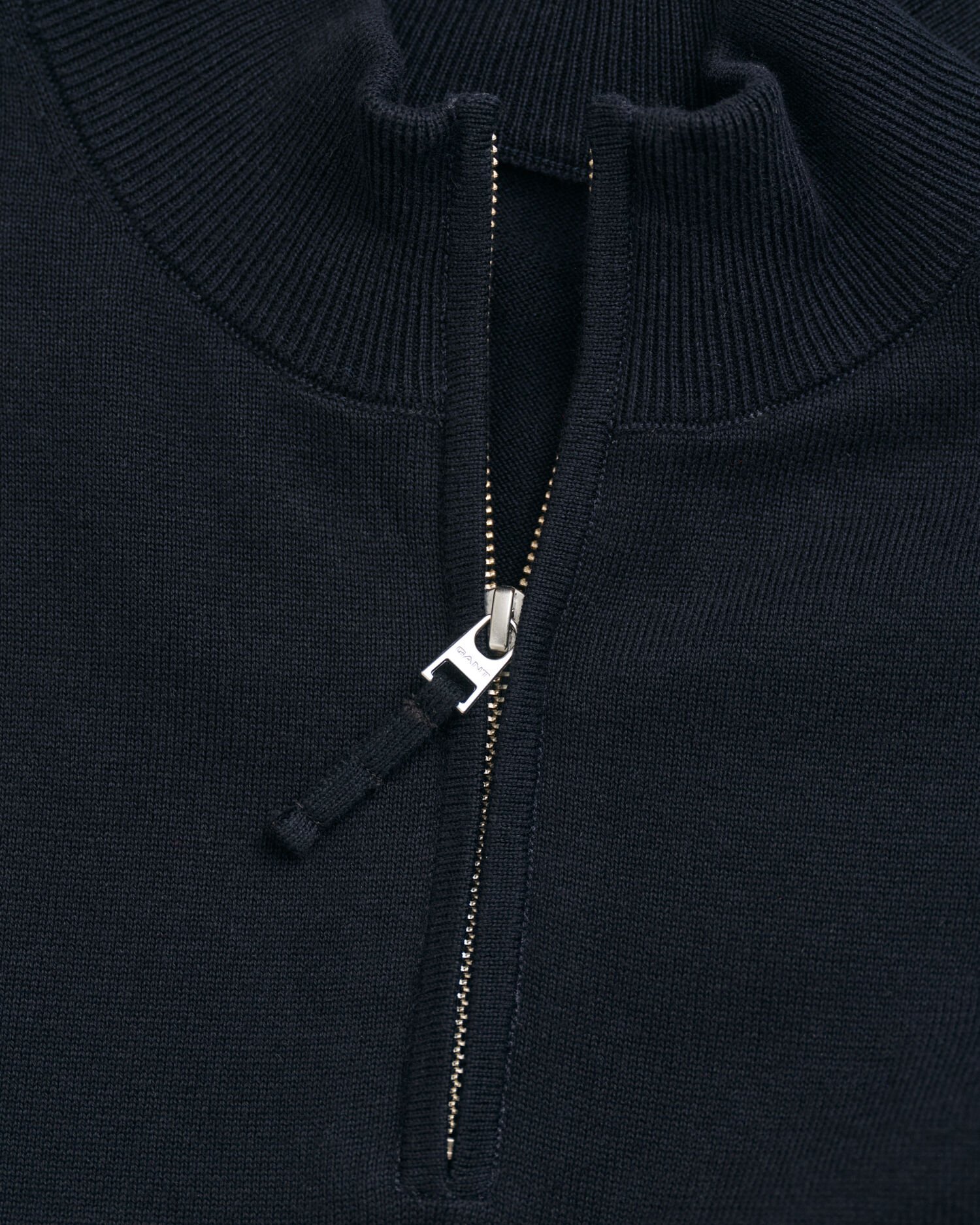 Teens-malliston Shield-puuvillaneulepusero, jossa vetoketjullinen pääntie