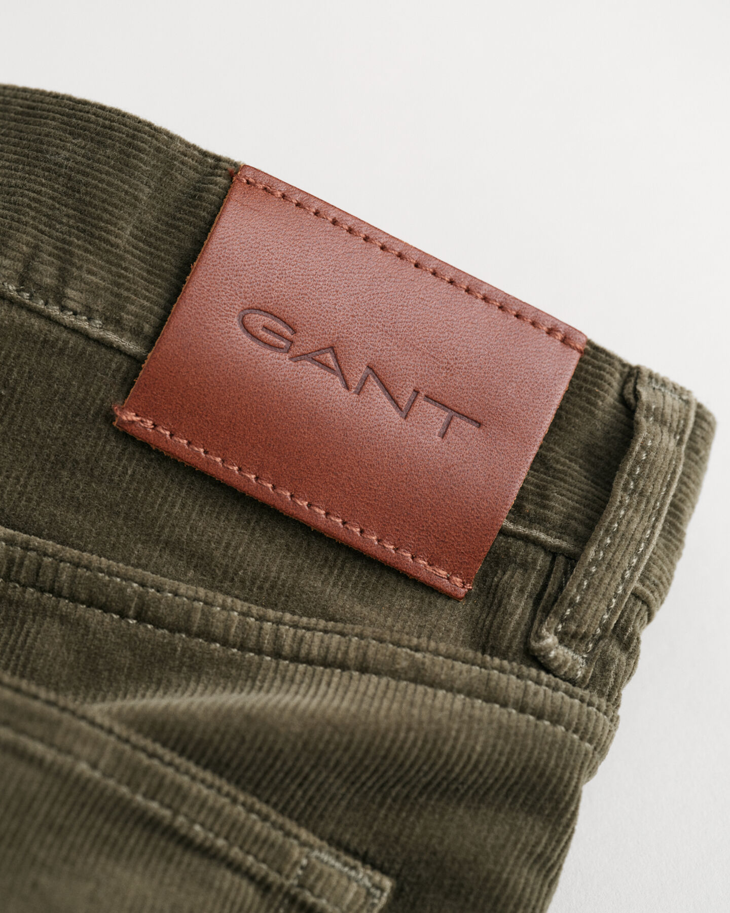 Slim fit ‑mitoitetut vakosamettifarkut