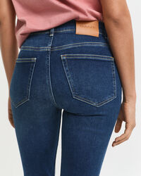 Slim fit ‑mitoitetut nilkkapituiset farkut