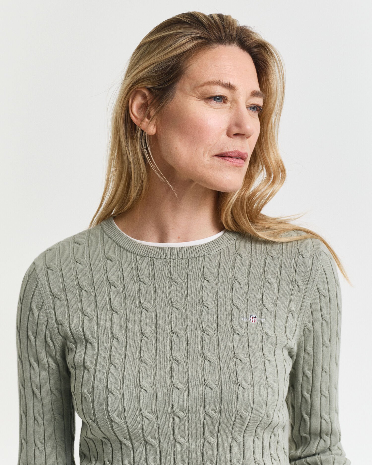 Palmikkoneule, jossa pyöreä pääntie