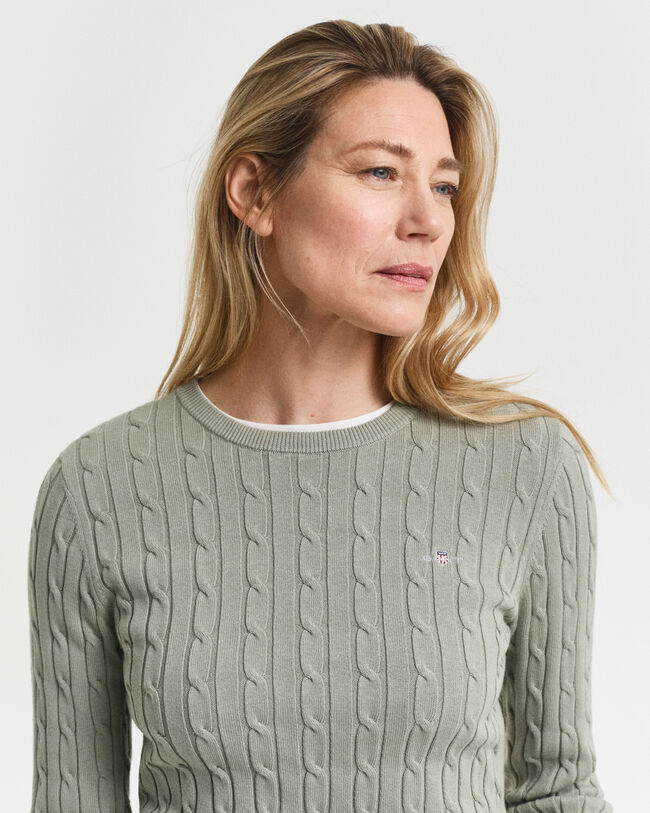 Joustopuuvillainen palmikkoneulepusero, jossa pyöreä pääntie