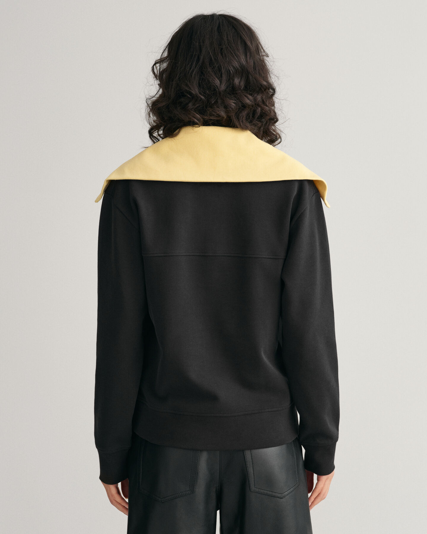 Oversized fit -mitoitettu collegepaita, jossa vetoketju p&auml;&auml;ntiell&auml; ja v&auml;ripintoja