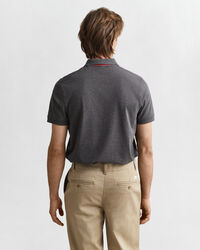 Kontrastivärinen pikeepaita